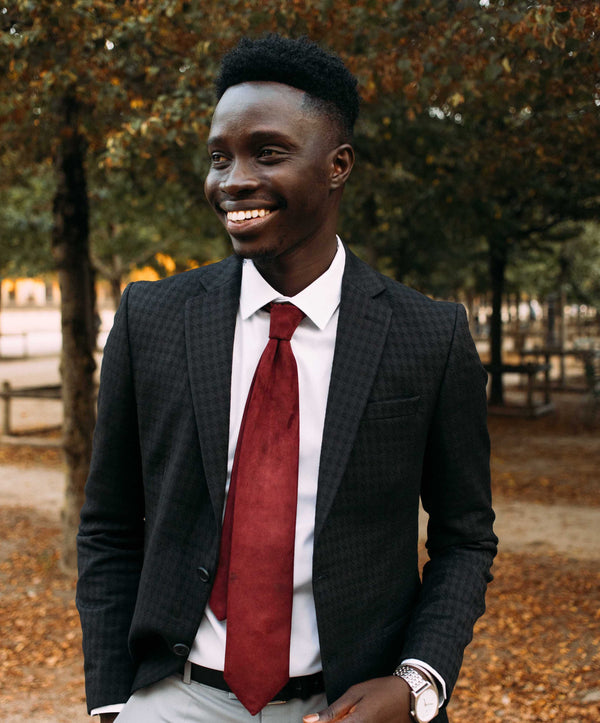 Model wearing a Dark red suede tie by Vitolli, handmade in Italy